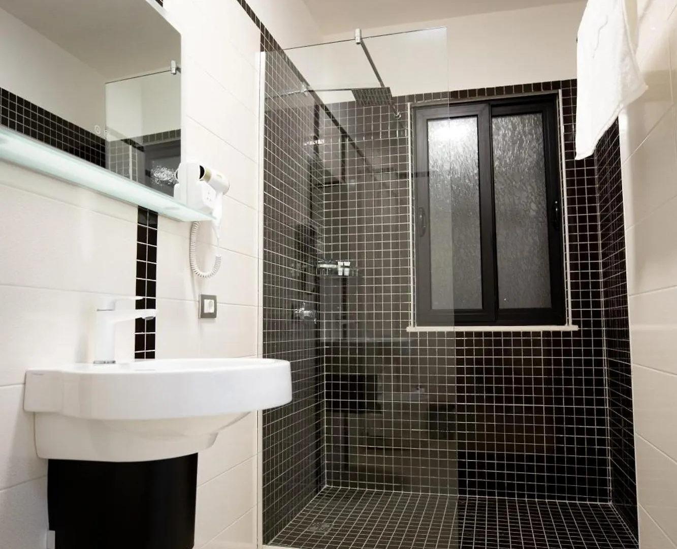 Frekel Hotel Yzberish 3*,  Albania